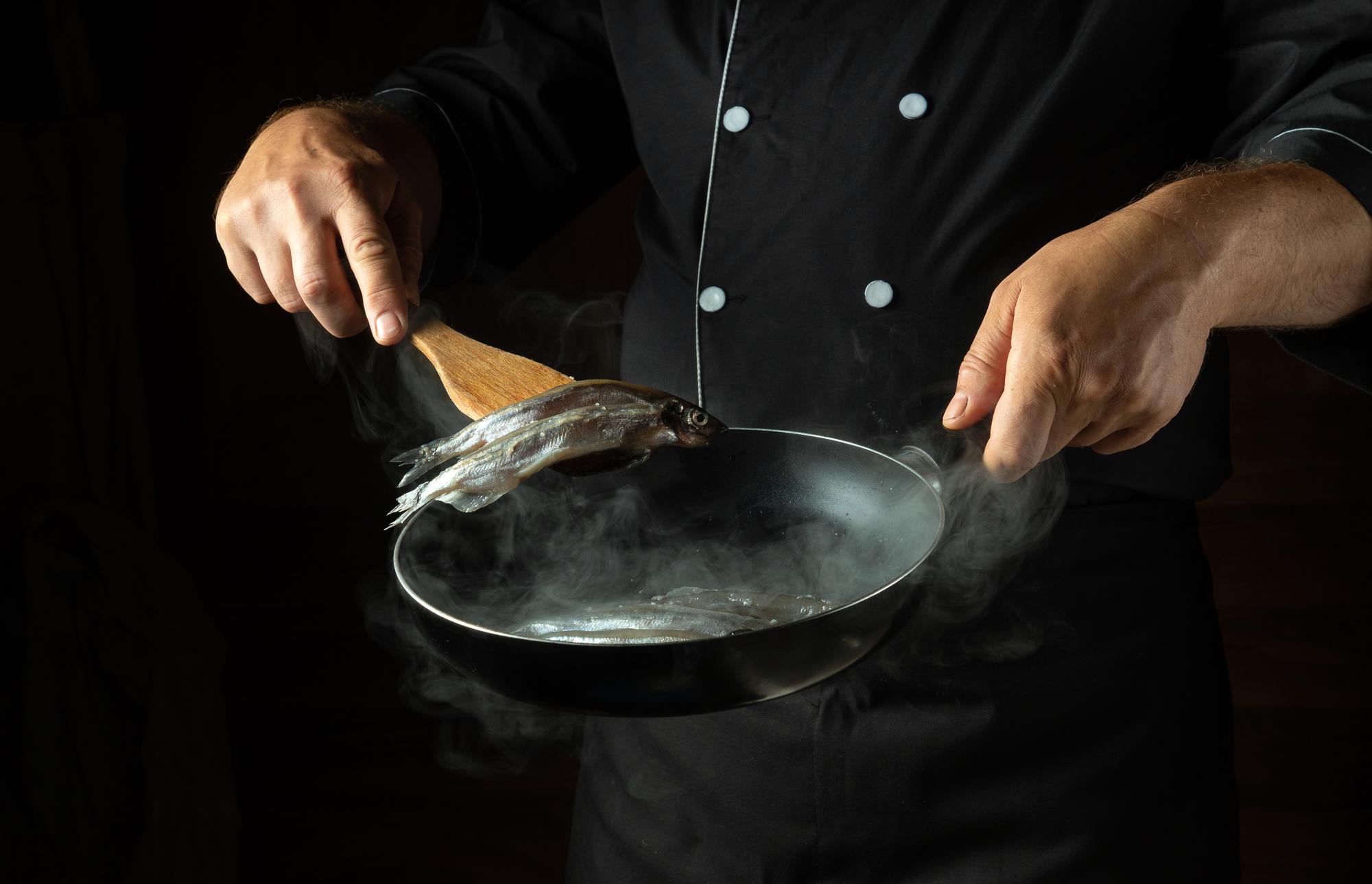 Kucharz przygotowujący pierwszą próbę menu